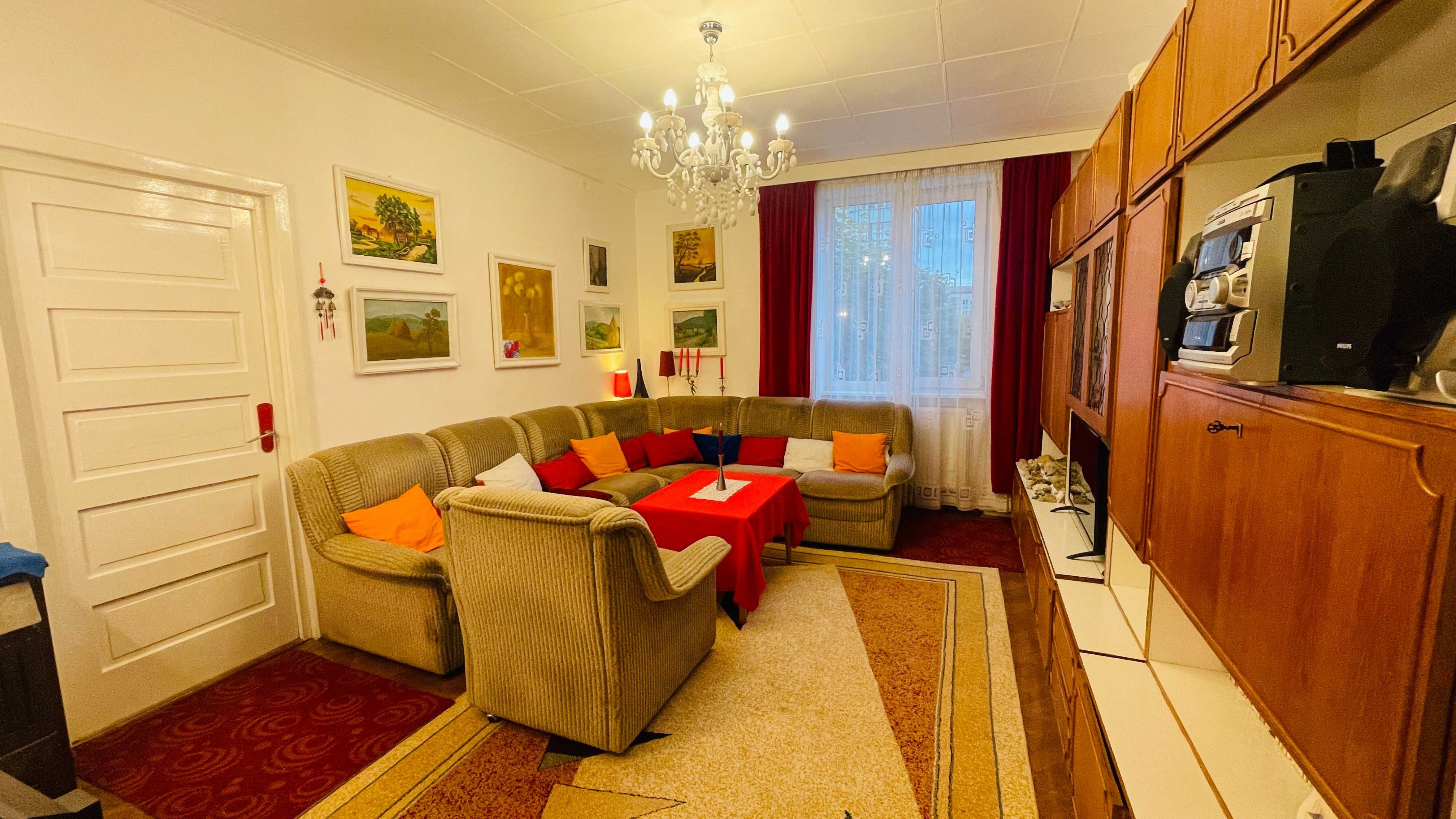 Canapea colțar mare, stil clasic – 6-7 locuri, masivă, confortabilă