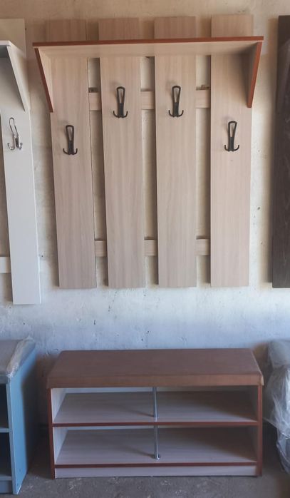 Продам столы кухонные ,прихожие табуретки.