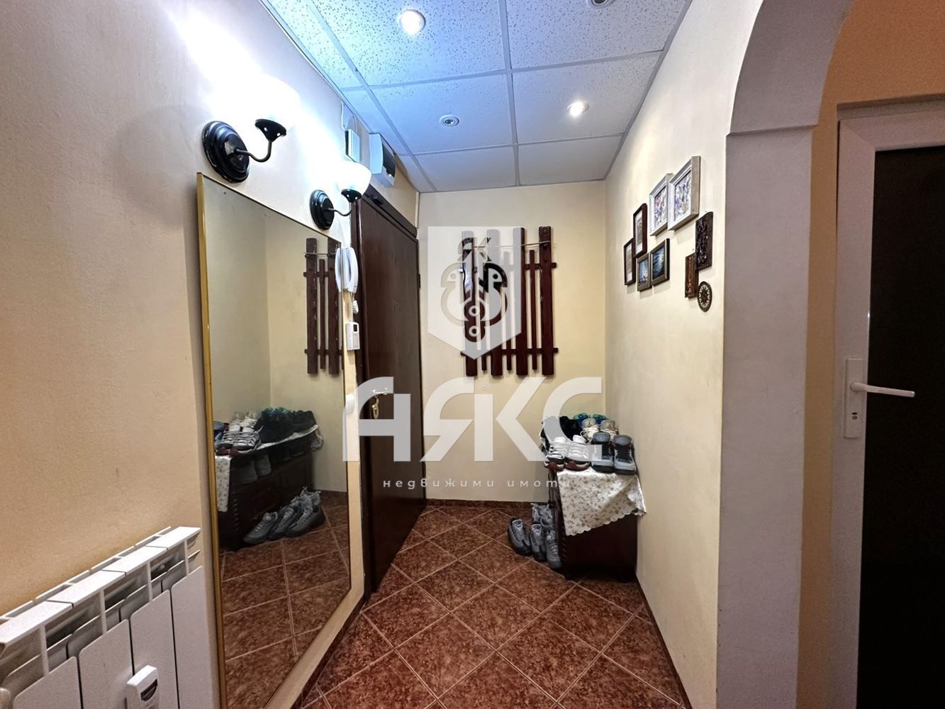 Тристаен обзаведен апартамент под наем