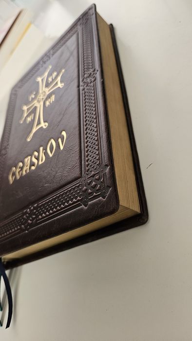 Ceaslov legat în piele naturală