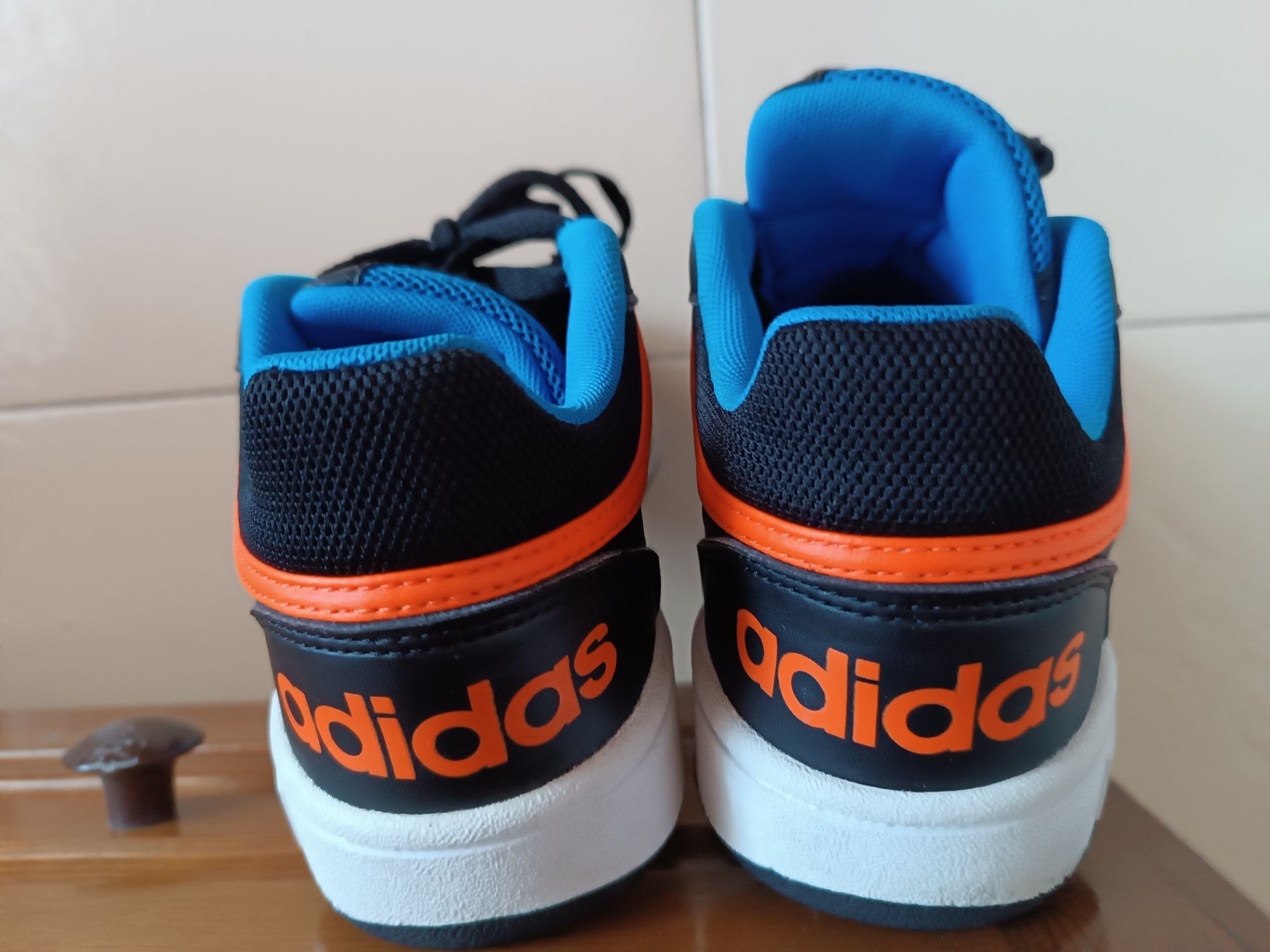 Маратонки adidas р-р  35