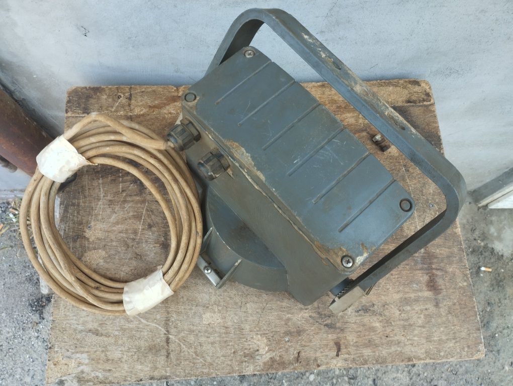 Индустриален прожектор Philip's mvf 606