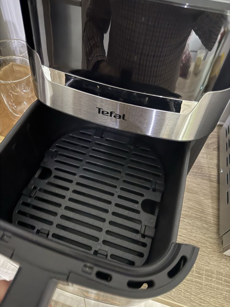 Vand AirFryer Tefal ca NOU