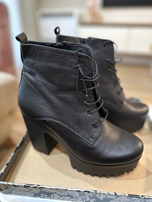 Черни дамски кожени боти