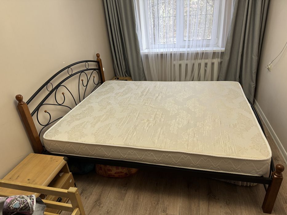 Кровать двуспальная с матрасом