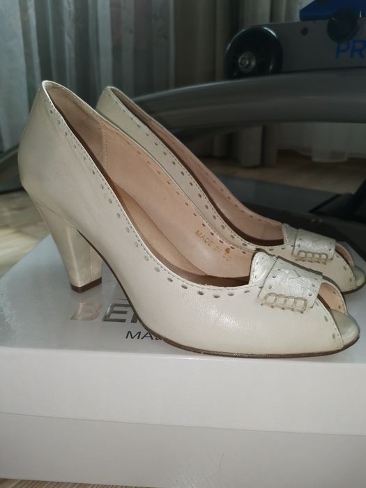 Pantofi eleganti din piele naturala - marime 36