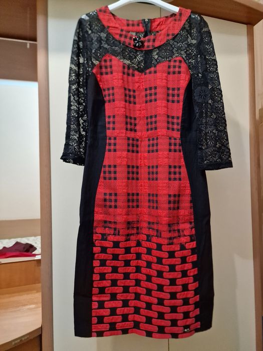 Рокля в черно и червено с дантела