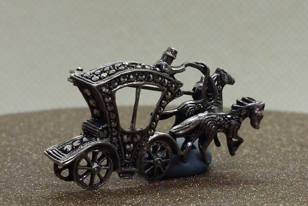 Brosa argint cu marcasite caleasca cu vizitiu si doi cai