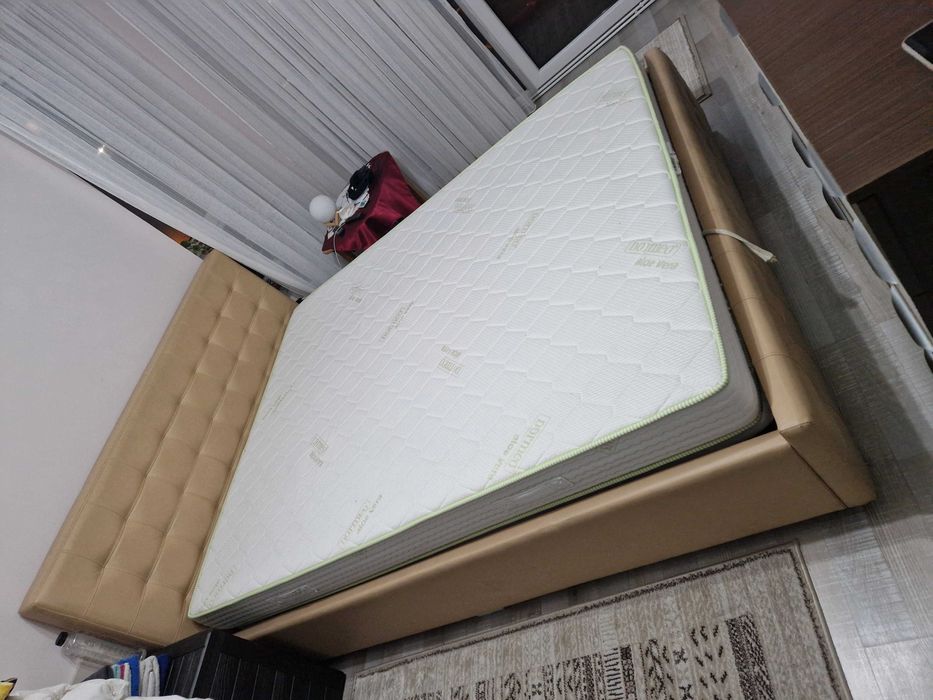 Vând pat matrimonial 160x200 cu saltea dormeo de 18 cm