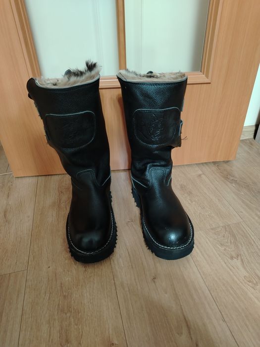 Унты из натуральной кожи и волчьей шерсти.