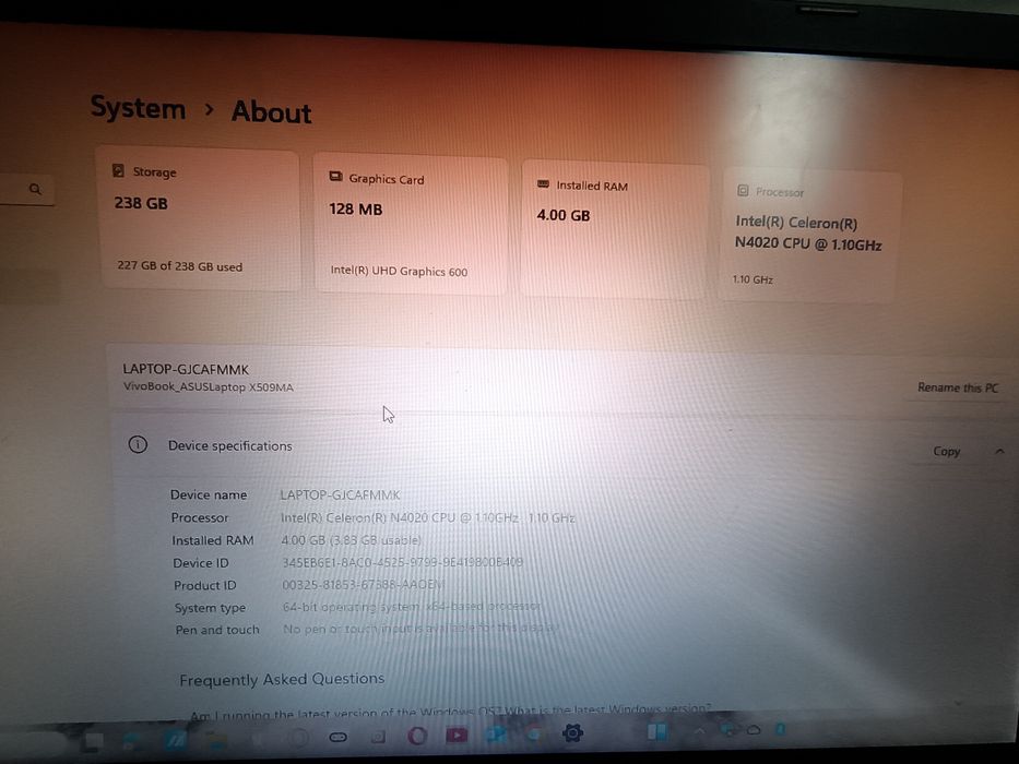 Laptop ASUS VivoBook, funcțional, balamaua ruptă,