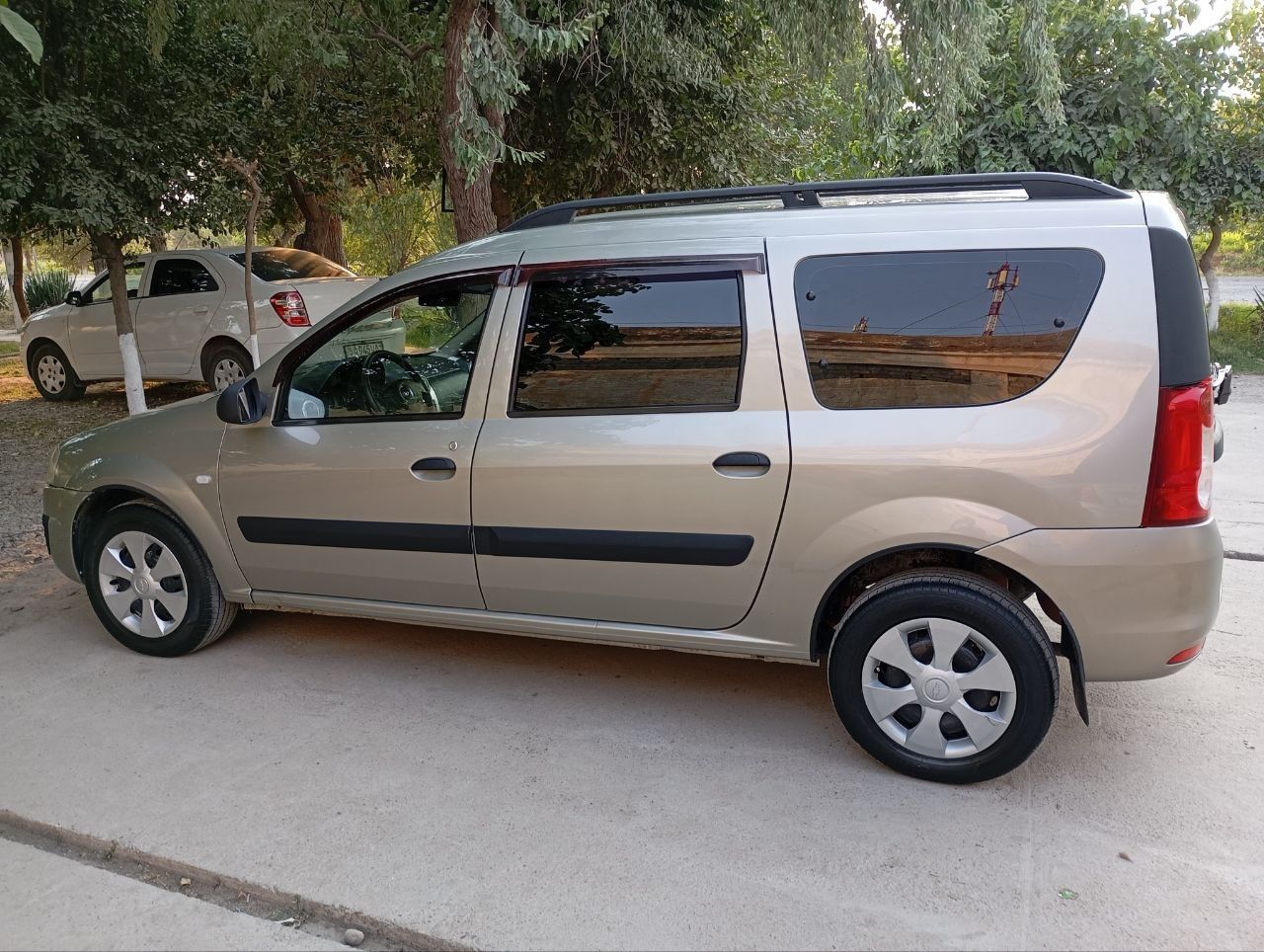 Lada largus 2013