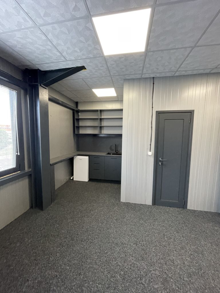 Дава се под наем Промишлена сграда в София, Гео Милев - 120 кв.м за 1020 € - Снимка #2