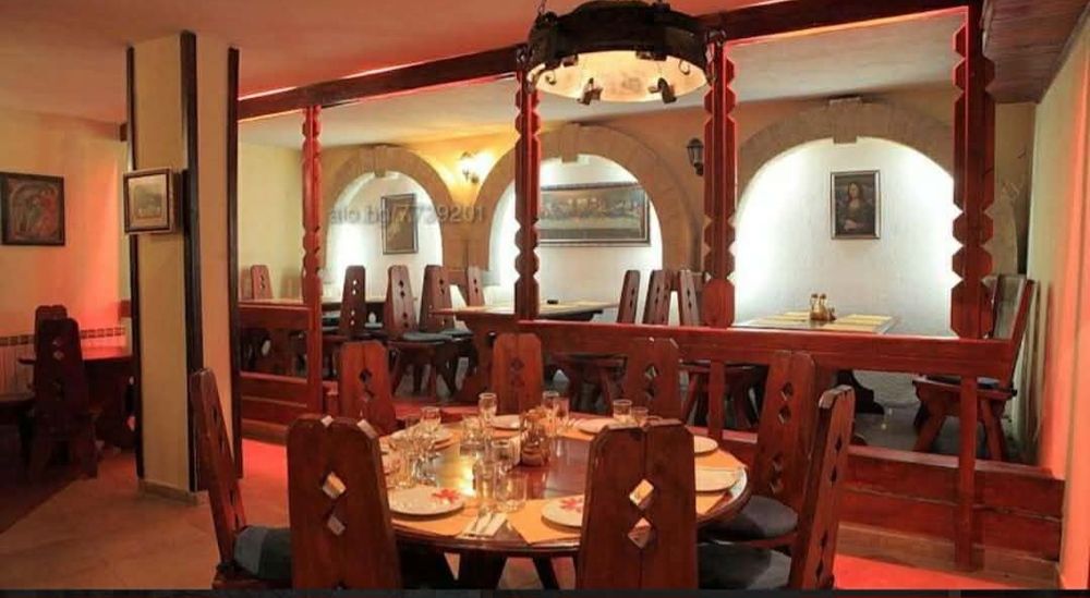 Масивни дървено столове и маси