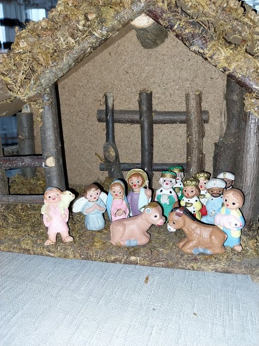 Старинна ,дървена къща/ясла / за Рождество Христово с фигури