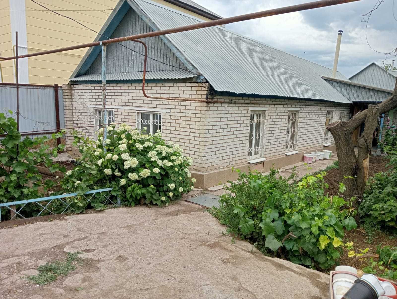 В р-не Омеги продается 2 дома на одном участке
