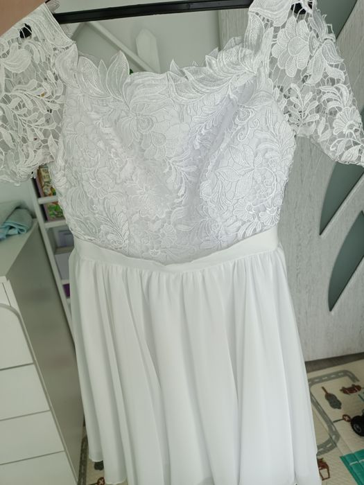 Бяла официална рокля с паднали рамене и дантела