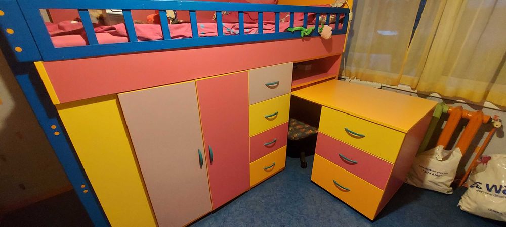 Мебели за детска стая с ракла, чекмеджета и бюро в комплект с гардероб