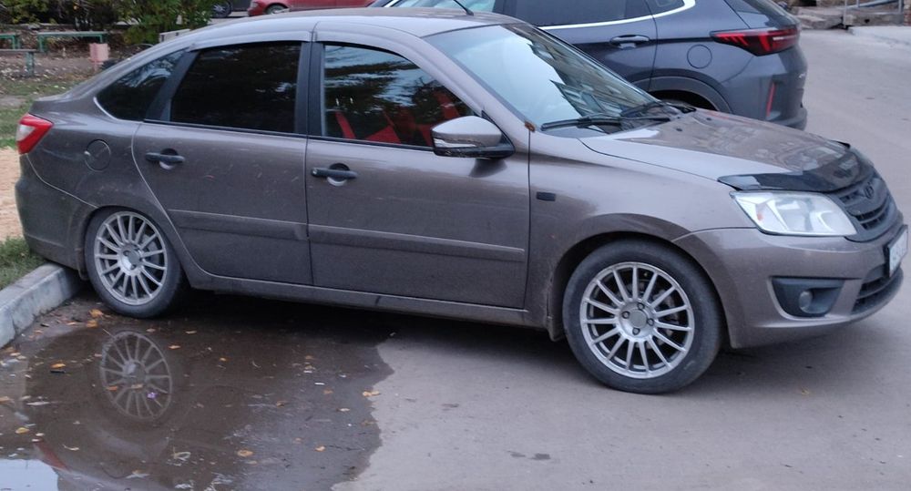 Продам lada granta хэтчбек родной краска полная люксовой