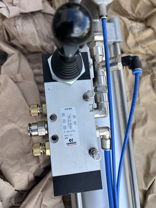 Cilindru pneumatic fi -100 mm si L - 900 mm cu distribuitor