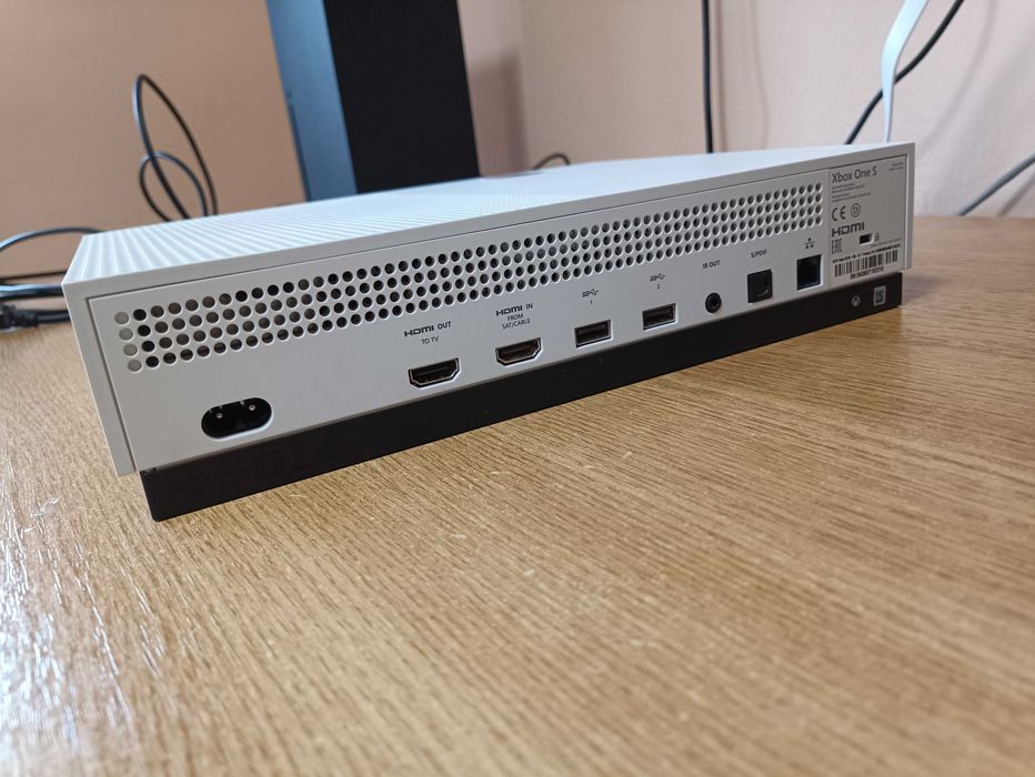 XBOX ONE S 1 TB cu o manetă