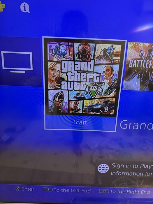 PlayStation 4 slim 1TB + игри + 2 джойстика