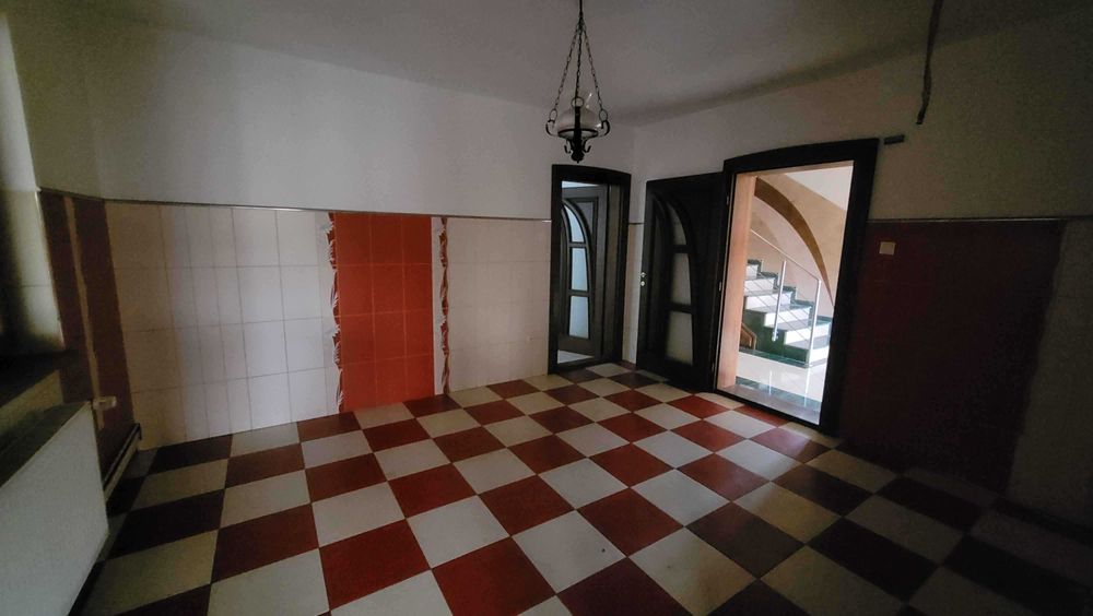 Imobil cu 3case:C1-3 nivele;C2-2nivele;C4-1 nivel;C3;C5;Piscina;Foisor