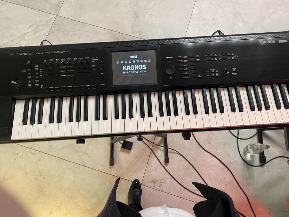 Vand korg kronos 2 sau fac schimb cu un korg pa5 plus diferenta!