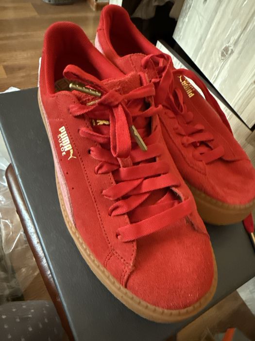 Яркие замшевые кроссовки Puma Suede в насыщенном красном цвете.