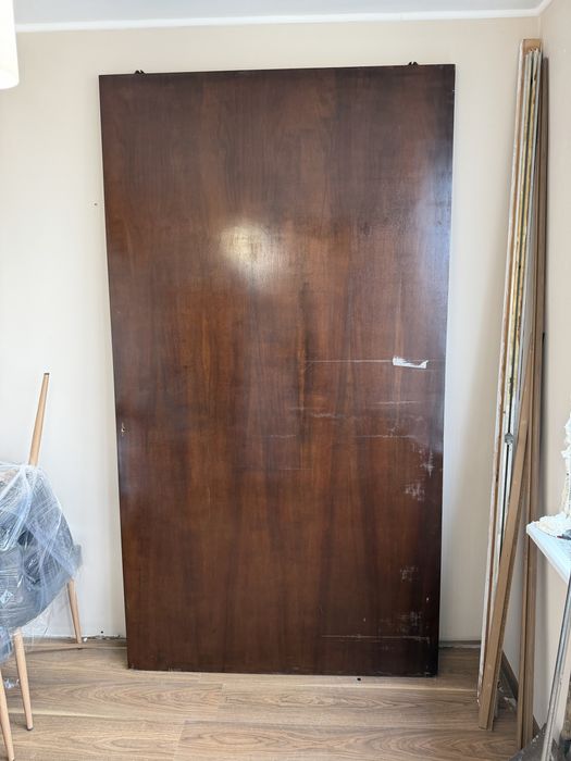 Плъзгаща врата, висяща от тавана.