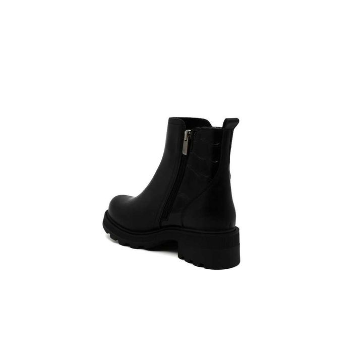 Дамски черни боти от естествена кожа с цип и лакова текстура