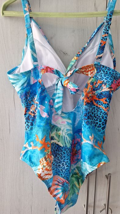 Продавам дамски бански, чисто нов,размер  XL