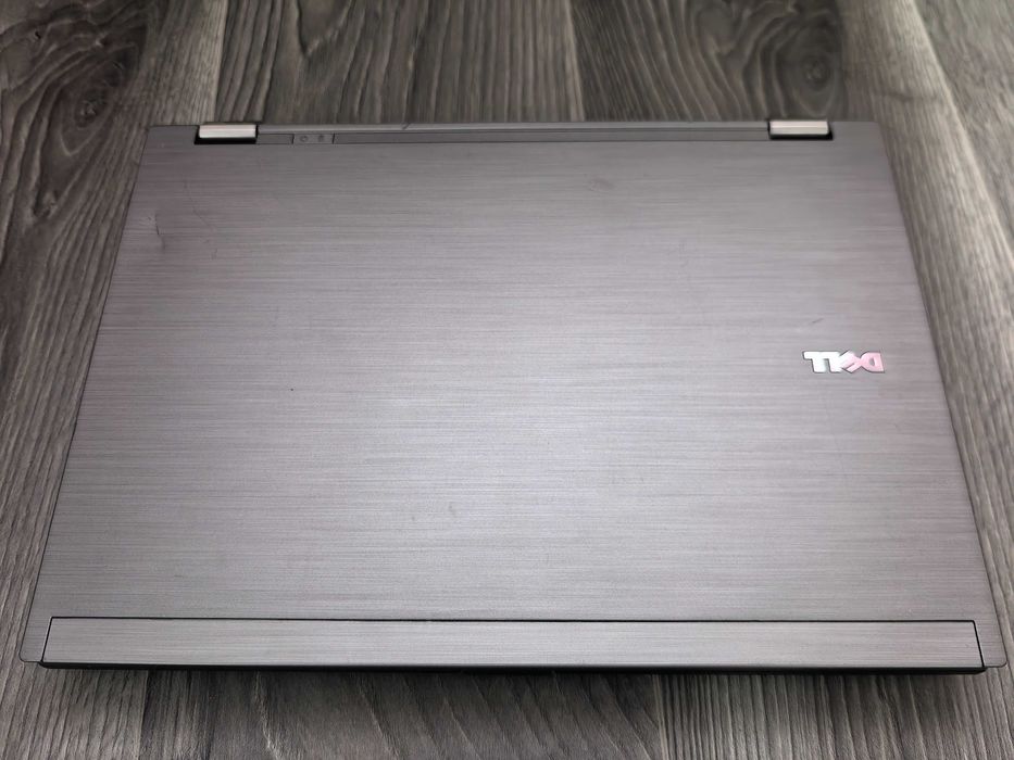 Laptop Dell,procesor i3,cu tastatura iluminata,DDR3,hard disk 500 gb