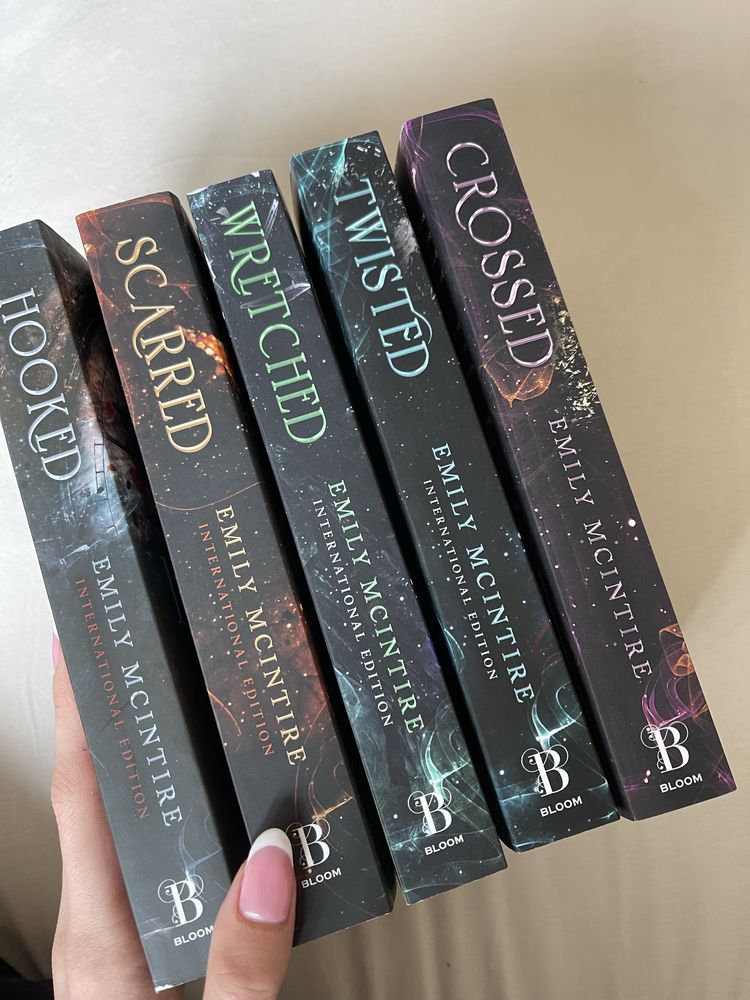 Книги на английски език - Hooked, Fourth Wing, Chestnut Springs series