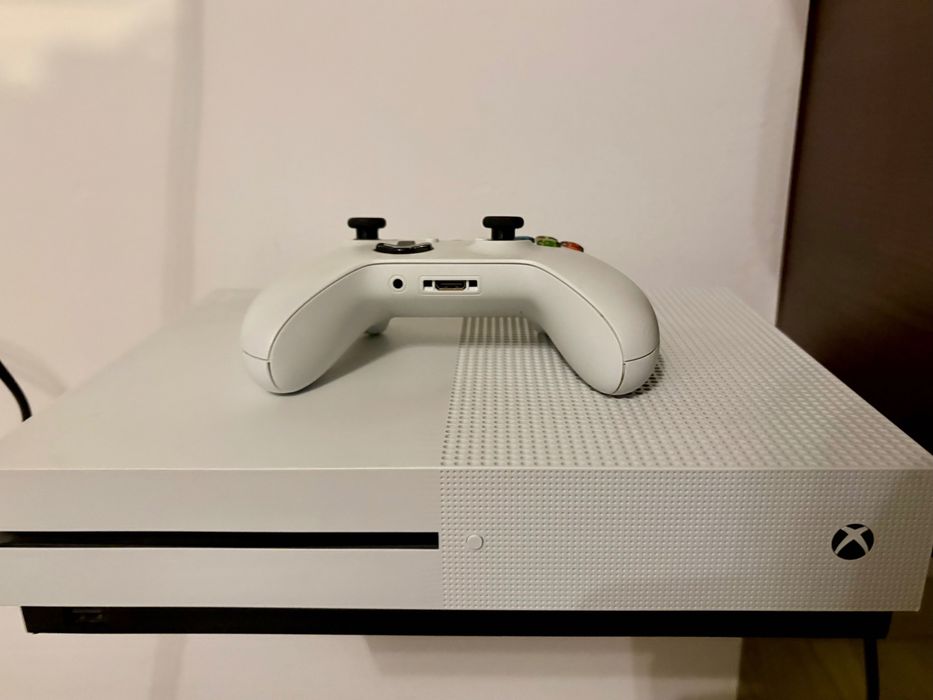 Consolǎ Xbox One S (1 TB) şi controller în stare excelentă