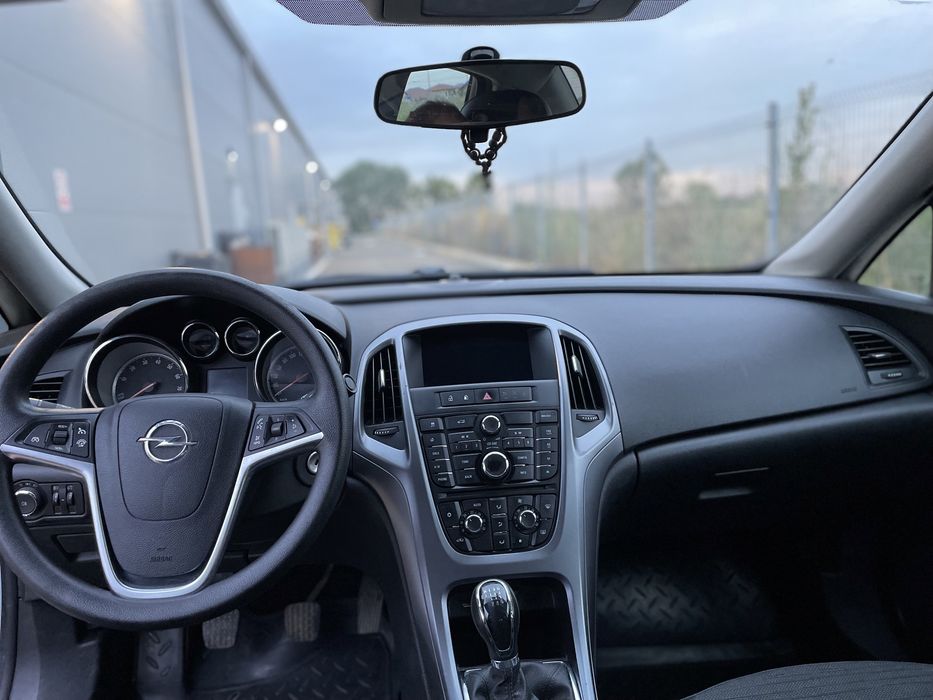 Opel Astra J Sedan, 1.4 Turbo, 140 CP ,benzină, 2017
