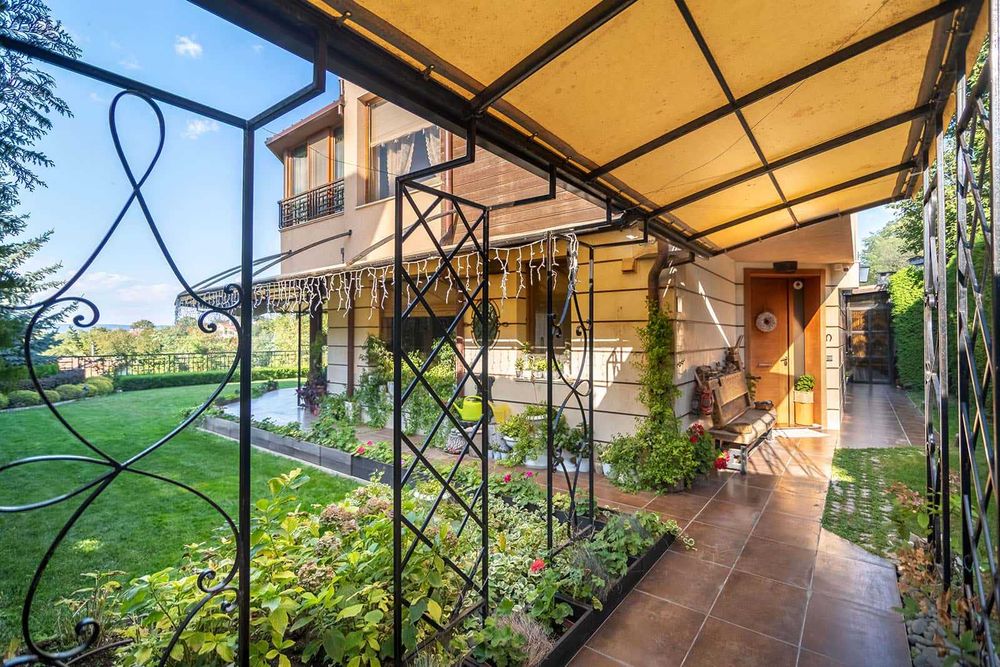 Продава се Къща в Варна, Левски - 320 кв.м за 1563 €/кв.м - Снимка #1