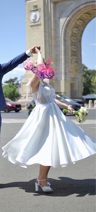 Rochie mireasa din satin - potrivita pentru cununie