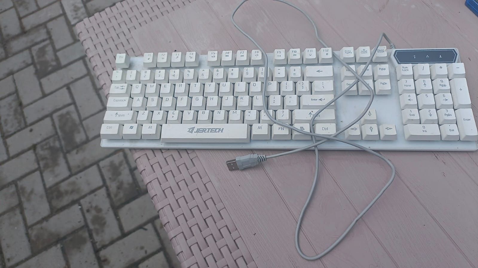 Accesorii monitor și tastatura și mai multe accesorii