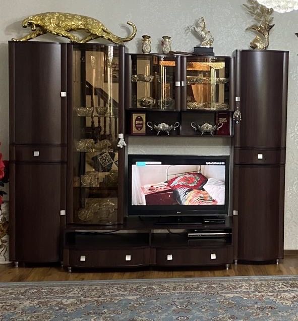 Продам белорусскую стенку (горку) для гостиной