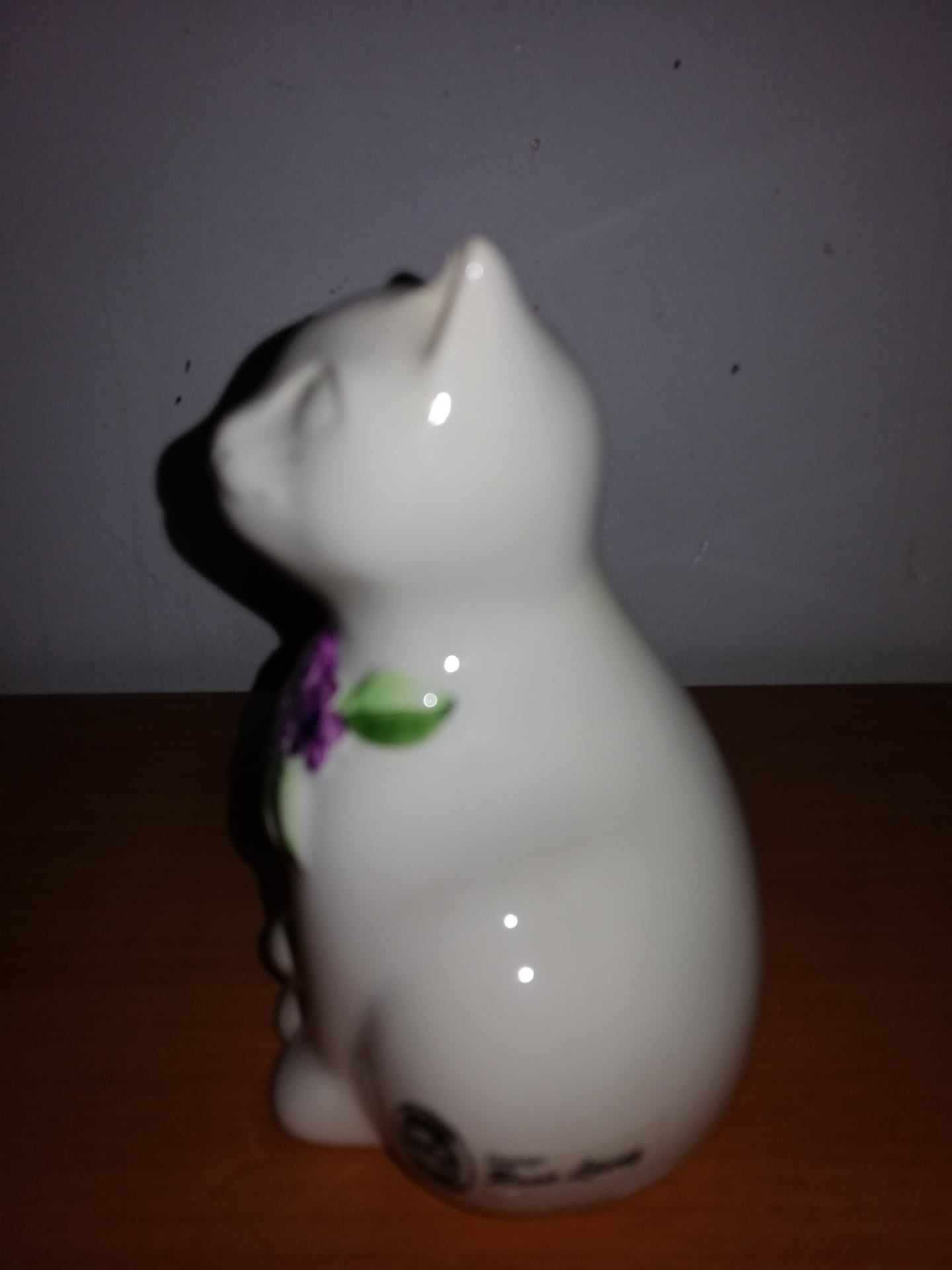 Figurina Pisica ceramica stilizata cu flori mov Rosa Ljung Deco Suedia