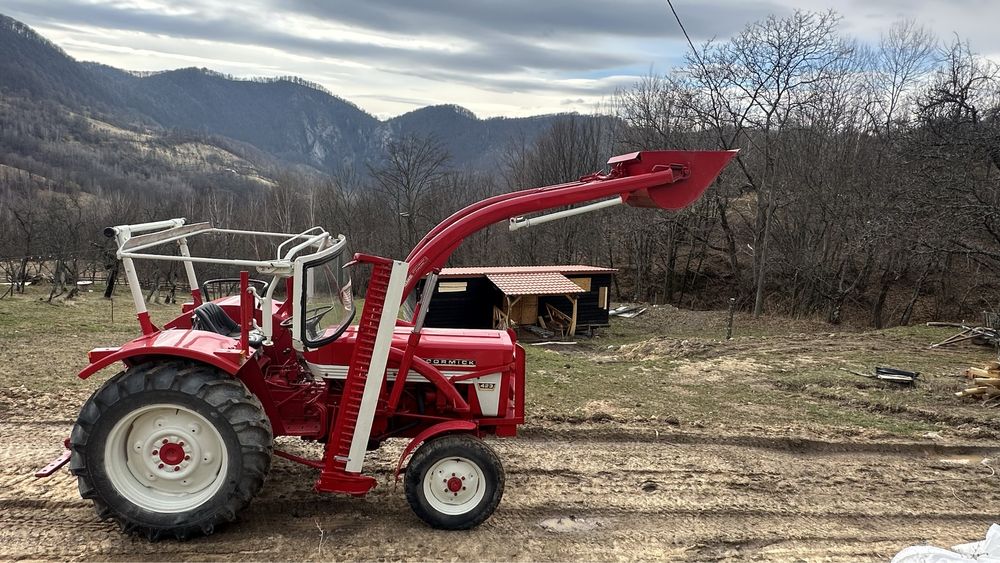 Tractor McCormick 423 incarcator frontal si cositoare