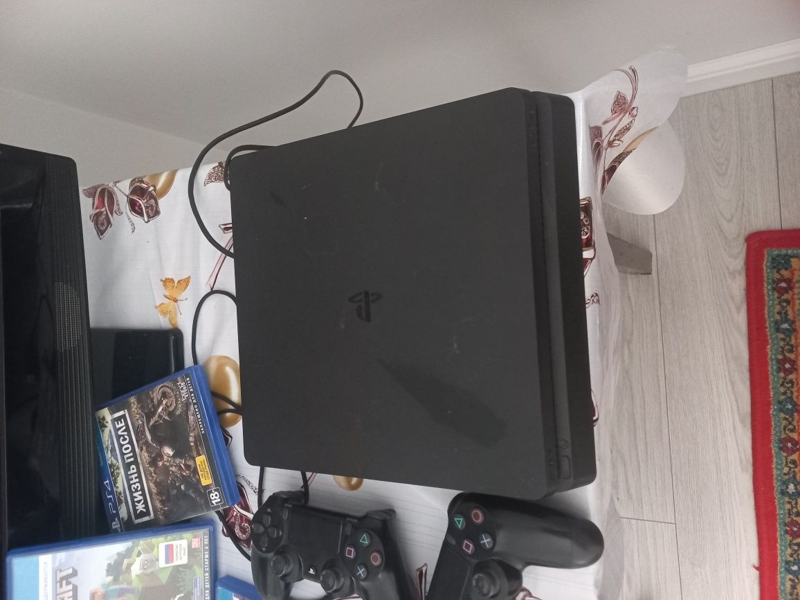 Продаю PS4 срочно