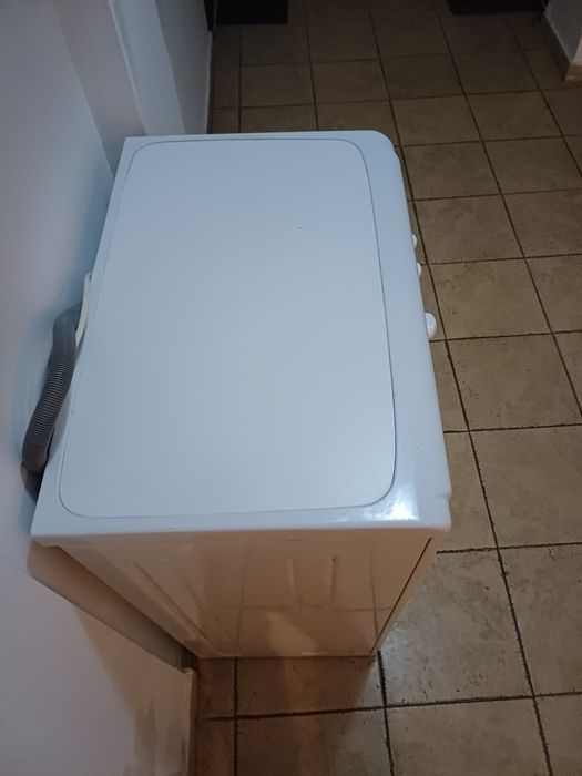Vând masina de spalat INDESIT