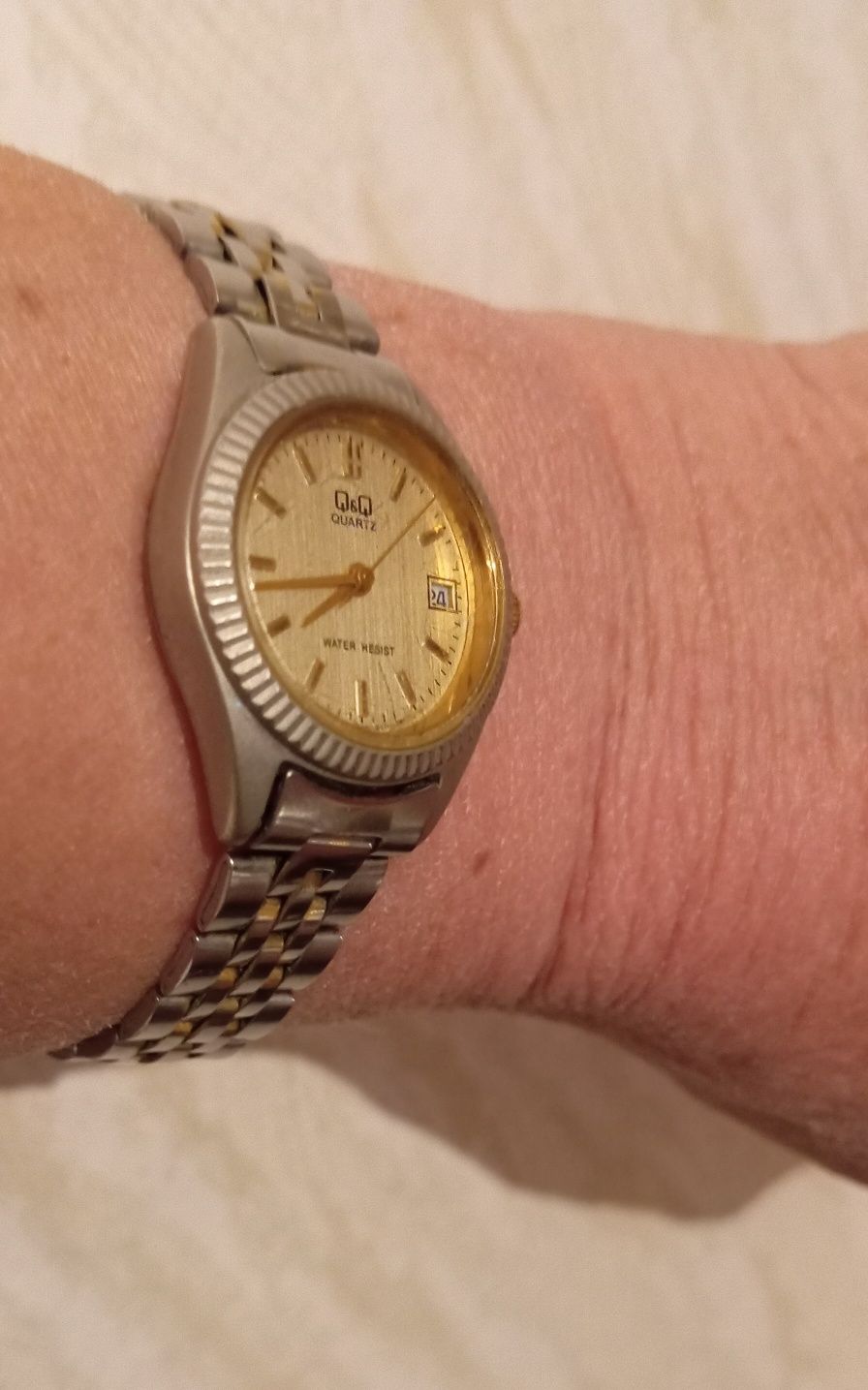 Продавам дамски часовник Q&Q Quartz