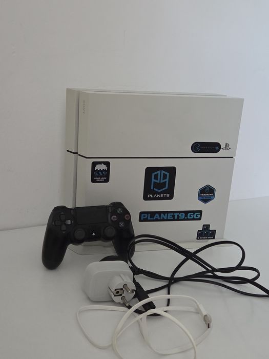 Vând ps4 cu un controler și un suport de ps4 preț negociabil