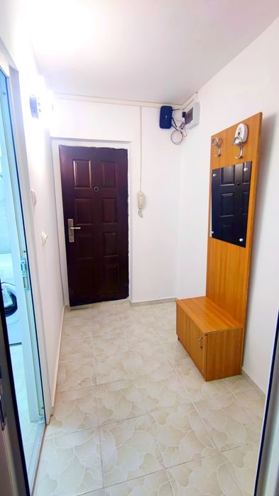 Închiriez garsonieră in zona pod renovată nouă !!