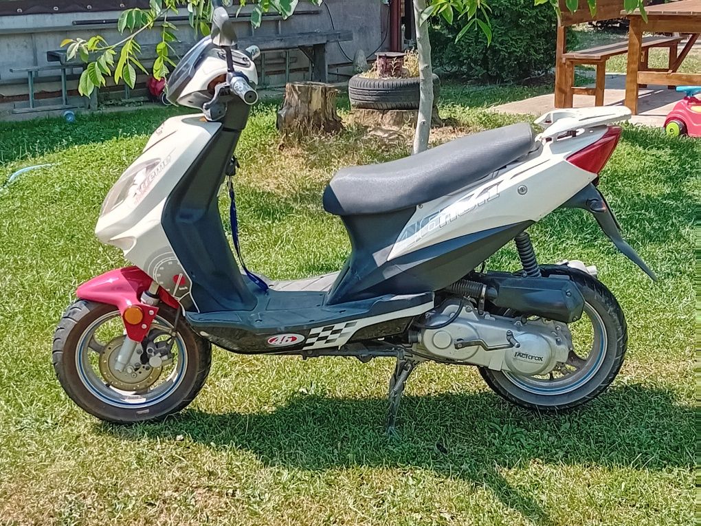 Vând scuter pe benzina