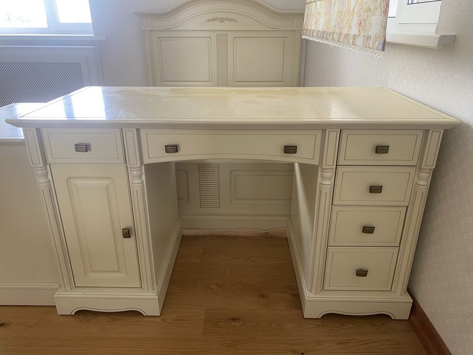 Румынская мебель (стол письменный, 2 тумбочки)