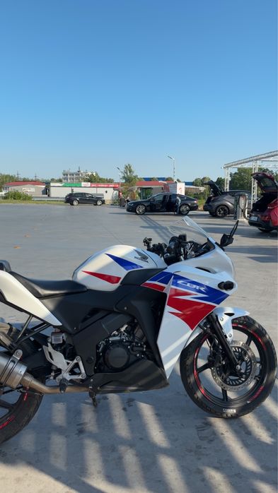 Honda cbr 125r.